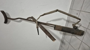 Antike Bauernwerkzeuge   Deko-Set: Dreschflegel, Torfstecher & Handspritze