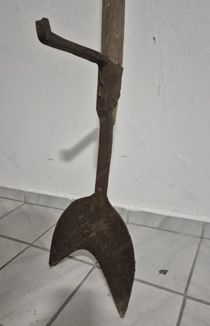 Antike Bauernwerkzeuge   Deko-Set: Dreschflegel, Torfstecher & Handspritze Bild 5