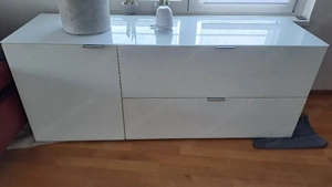 Kommode mit Verglasungen  Bild 2