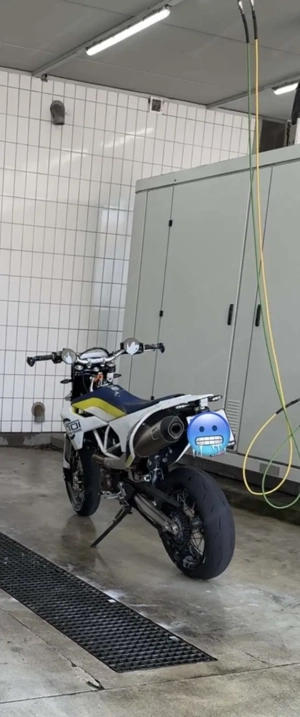 Husqvarna 701 Supermoto Bild 6