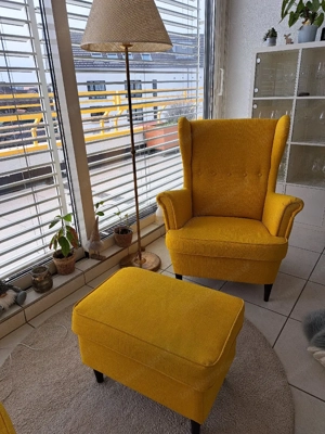 2 Ikea Strandmon Ohrensessel mit Hocker in gelb Bild 3