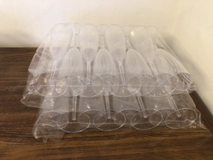 Sektgläser aus Plastik  Bild 2
