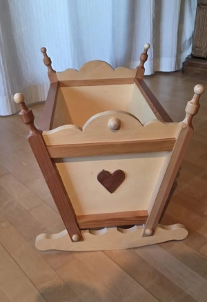 Wiege aus Holz Bild 3