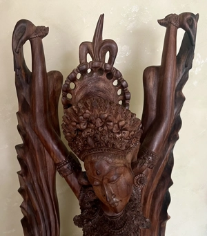 Balinesische Legong Tänzerin handgeschnitzt 1,5m Höhe 40er Jahre  Bild 3