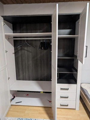 Kleiderschrank  Bild 2