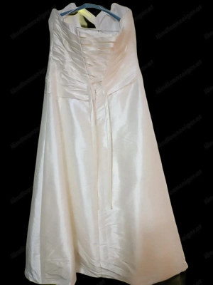 Verkaufe Brautkleid in Elfenbein weiß mit Akzenten am Dekolleté  Bild 2