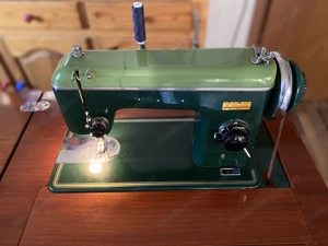 Vintage mechanische Nähmaschine im Schrank   Made in Germany (Dresden) Bild 4