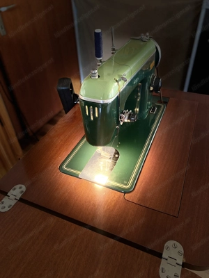 Vintage mechanische Nähmaschine im Schrank   Made in Germany (Dresden) Bild 5