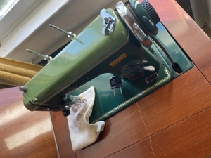 Vintage mechanische Nähmaschine im Schrank   Made in Germany (Dresden) Bild 9