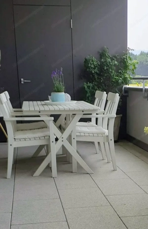 Gartentisch und Stühle