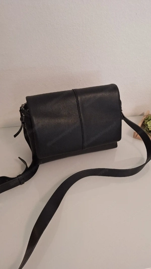 Schwarze Umhängetasche
