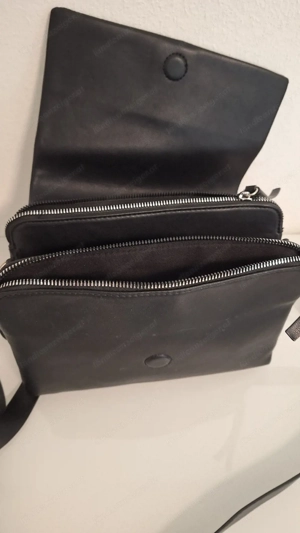 Schwarze Umhängetasche Bild 2