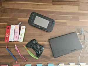 Wii U mit 4 Controllern sowie Spiele