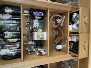 Schöne, neuwertige Vollholz - Vitrine zu verkaufen! Bild 9