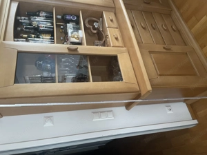 Schöne, neuwertige Vollholz - Vitrine zu verkaufen! Bild 2