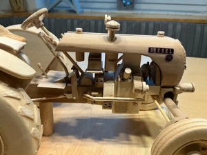 Oldtimer Traktor aus Holz Bild 6