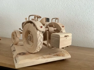 Oldtimer Traktor aus Holz Bild 9