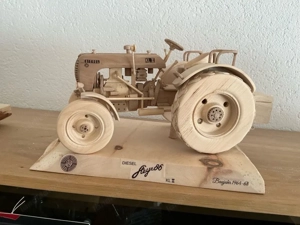 Oldtimer Traktor aus Holz Bild 8