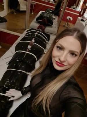 Deine Fantasien von Unterwerfung gegenüber deiner erfahrenen Herrin Lara Bauer     Bild 6