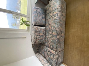 Schlafsofa mit Bettfunktion und Tisch zu verschenken 