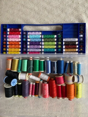 Verschiedene Nähfäden