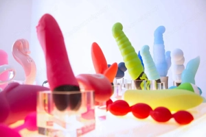 Teen Paar Verkauft benutzte Toys Bild 2