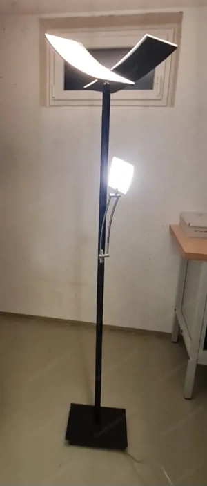 schwarze Stehlampe Bild 3