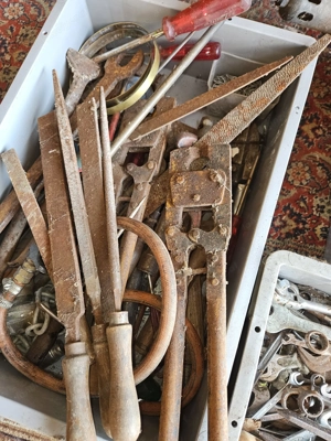 eine ganze Kiste voll altes Werkzeug