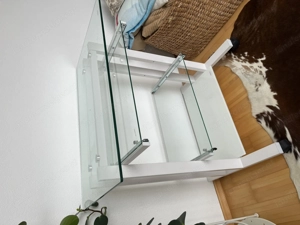 Neuwertiger Glas-Computertisch auf Rollen Bild 3