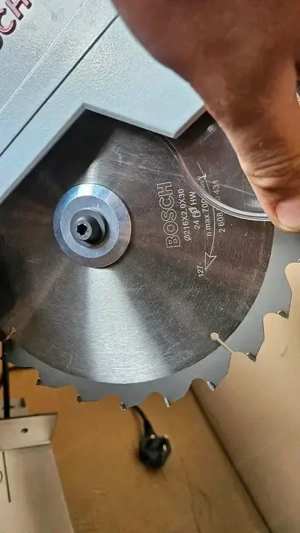 Radiale Kapp- und Gehrungssäge Bosch GCM  Bild 2