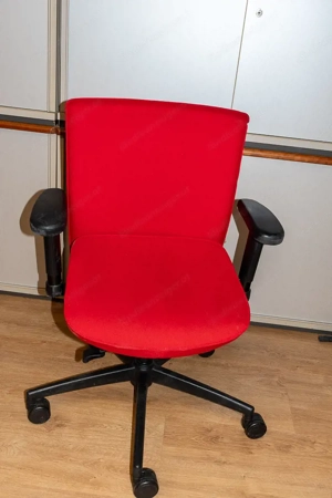 großer Schreibtisch und Bürosessel Bild 2