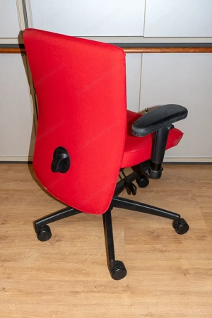 roter Bürosessel mit Rollen