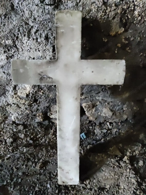 Großes weißes Steinkreuz