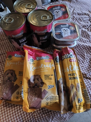 Hundefutter und Snacks 