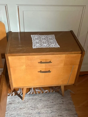 2 Nachtkästchen, massiv