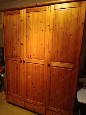 Gefälliger Kleiderschrank zu verschenken Bild 2
