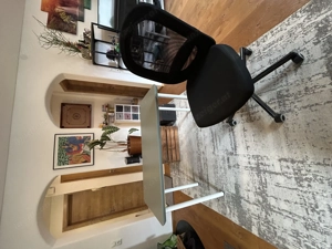 Schreibtisch und Bürostuhl Bild 2