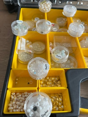 Perlenkoffer mit verschiedenen, sehr hochwertigen Perlen zum Basteln (DIY) Bild 2