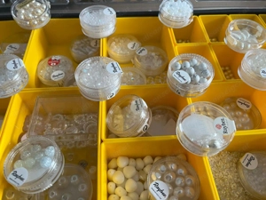 Perlenkoffer mit verschiedenen, sehr hochwertigen Perlen zum Basteln (DIY) Bild 4