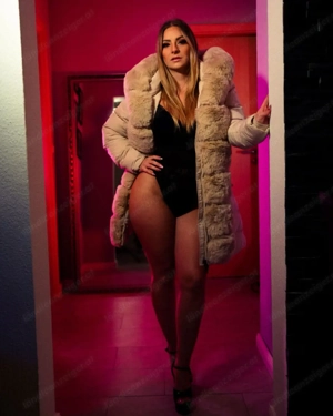 Ich bin deine Herrin Alessandra Bauer, die  deine perversen Wünsche vertiefen wird, mein Sklave Bild 7