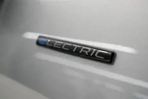 Mercedes-Benz eVito 129 Tourer PRO Lang LED KlimaA el.Heck ACC Bild 4