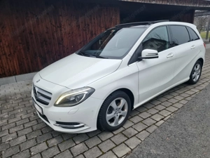 Mercedes Benz B200   AHK Panorama Automatik  Leder 8-fach bereift  Bild 3