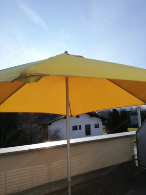 Großer Sonnenschirm mit Ständer 
