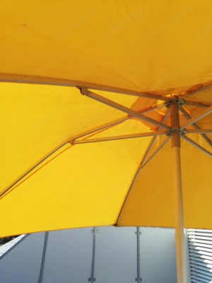 Großer Sonnenschirm mit Ständer  Bild 2