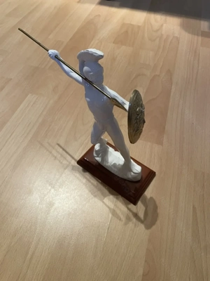 Dekorative Krieger-Statue mit Speer & Schild - klassischer Stil - auf Holzsockel Bild 2