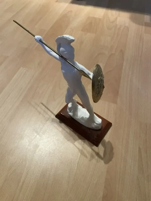 Dekorative Krieger-Statue mit Speer & Schild - klassischer Stil - auf Holzsockel