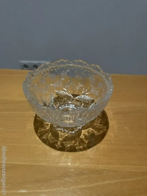 Geschliffene Kristallglasschale mit Fuß - floraler Schliff
