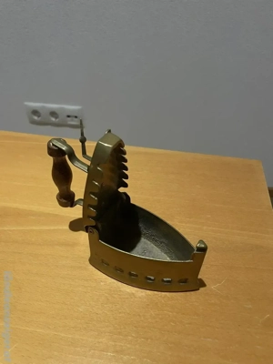 Altes Kohlebügeleisen - Messing, Holzgriff, Vintage-Deko Bild 2