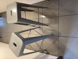 Barhocker für drinnen und draußen grau