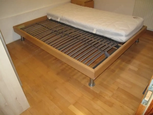 Doppelbett 160 x 200 cm mit Lattenrosten und Matratzen